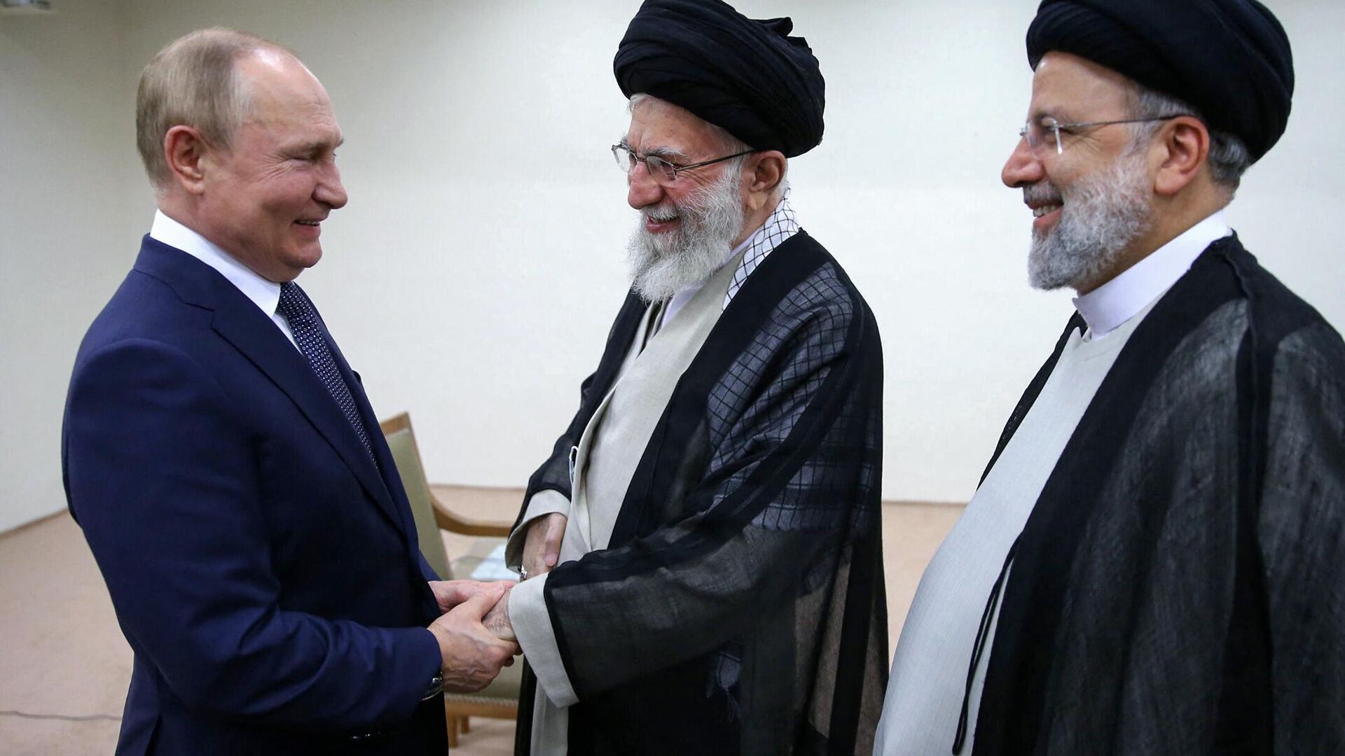 Встреча президента России Владимира Путина с великим аятоллой Али Хаменеи и с президентом Ирана Эбрахимом Раиси в Тегеране  - اسپوتنیک افغانستان  , 1920, 24.07.2022