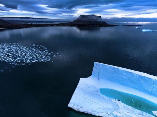 طبق یک مطالعه جدید، در دو دهه گذشته، قطب شمال حدود یک سوم حجم یخ دریای زمستانی خود را از دست داده است، که عمدتاً به دلیل کاهش یخ دریا است که طی چندین سال ادامه دارد و یخ چند ساله نامیده می شود. - اسپوتنیک افغانستان  