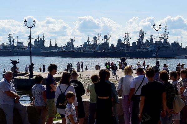 کشتی‌های جنگی روسیه در پایگاه دریایی کرونشتاد در حال آماده شدن برای شرکت در رژه نیروی دریایی در سن پترزبورگ پهلو گرفته‌اند. - اسپوتنیک افغانستان  