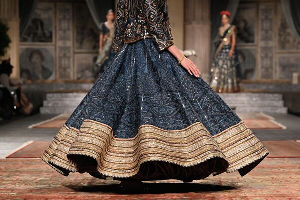 اثری از طراح JJ Valaya  در هفته مد لباس هندی در دهلی نو. - اسپوتنیک افغانستان  