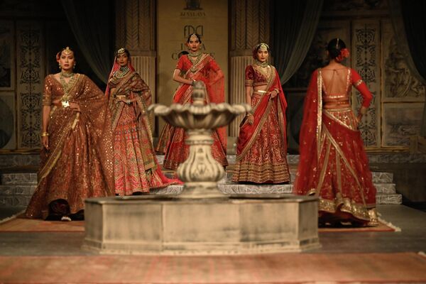 اثری دیگری  از طراح JJ Valaya  در هفته مد لباس هندی در دهلی نو. - اسپوتنیک افغانستان  