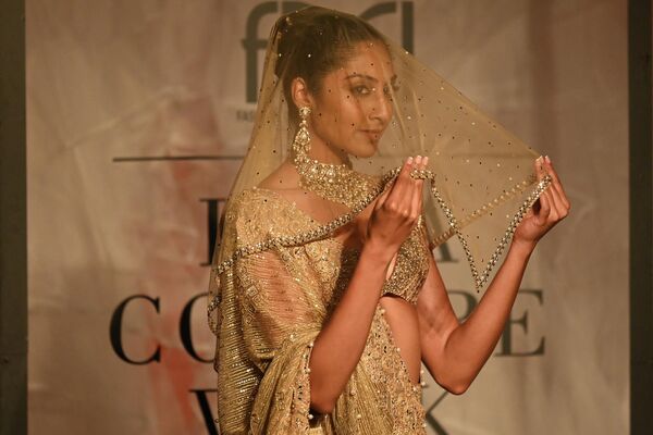 اثری از طراح  Tarun Tahiliani در هفته مد لباس هندی در دهلی نو. - اسپوتنیک افغانستان  