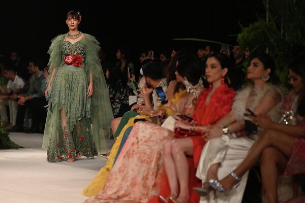 اثری از طراح  Varun Bahl  در هفته مد لباس هندی در دهلی نو. - اسپوتنیک افغانستان  