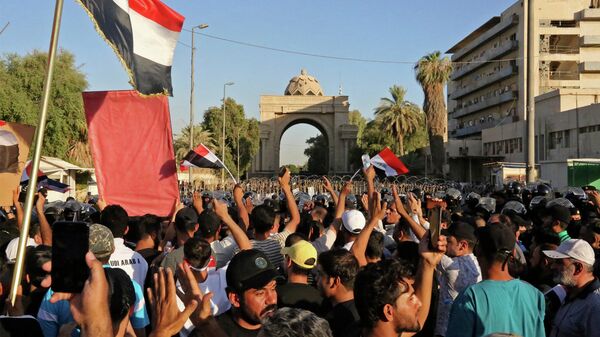 Supporters of Iraqi Shiite cleric Muqtada al-Sadr gather outside the main gate of Baghdad's Green Zone on July 27, 2022 to protest against the nomination of Mohammed Shia al-Sudani for the prime minister position. - اسپوتنیک افغانستان  