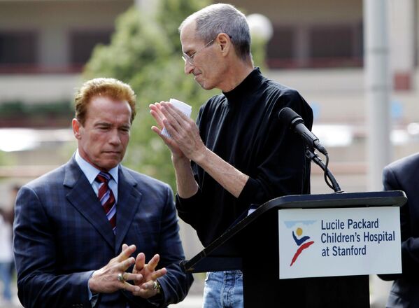 مدیرعامل و یکی از بنیانگذاران اپل، استیو جابز، سمت راست، و  آرنولد شوارتزنگر، چپ، در طی مراسم امضای قرارداد در بیمارستان کودکان لوسیل پاکارد در پالو آلتو، کالیفرنیا. - اسپوتنیک افغانستان  