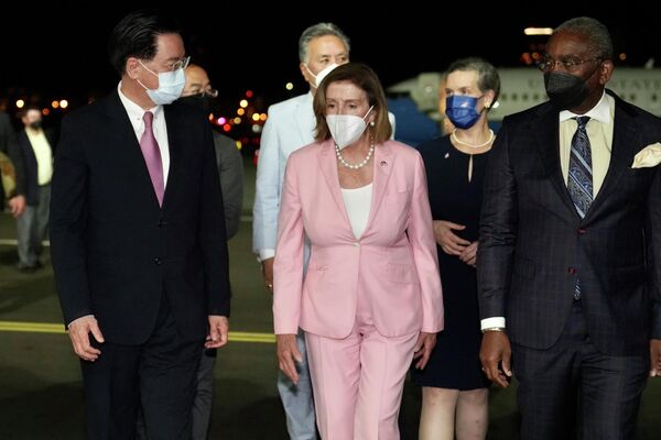نانسی پلوسی شامگاه سه شنبه - 2 آگست وارد فرودگاه سونگشان تایپه شد و اولین سفر رئیس مجلس نمایندگان آمریکا به این جزیره از سال 1997 بود. - اسپوتنیک افغانستان  