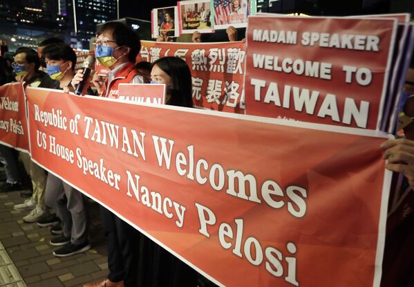 سفر پلوسی به تایوان، اعتراضات در مقابل هتلی که رئیس مجلس نمایندگان آمریکا در آن اقامت داشت. - اسپوتنیک افغانستان  