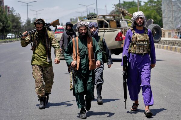 طالبان در کنار محدودیت‌های کار و تحصیل، پوشش زنان را نیز محدود کرده اند و محتسبان امر به معروف طالبان زنان را در شهرها به دلیل نداشتن حجاب شکنجه می‌کنند - - اسپوتنیک افغانستان  