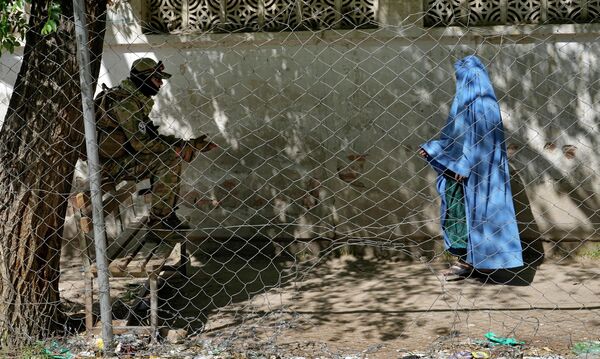 طالبان پس از تسلط بر افغانستان، قیدوبندهای زیادی بر زنده‌گی مردم به‌ویژه زنان وضع کرده‌اند. - اسپوتنیک افغانستان  