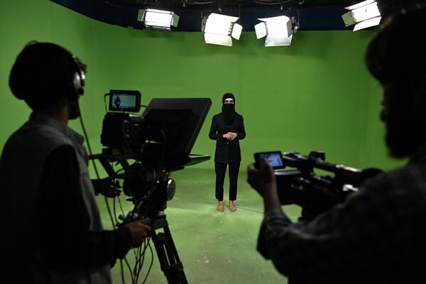 طالبان زنان مجری تلویزیون را به استفاده از ماسک واداشت طالبان با وضع محدودیت‌های زیاد برای زنان، عرصه را به این طیف از اجتماع تنگ کرده‌اند. - اسپوتنیک افغانستان  