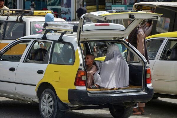 از زمان سلطه طالبان بر افغانستان، زنان از حق کار و دختران بالاتر از کلاس ششم از تحصیل محروم شده‌اند. زنان حق ندارند تاکسی دربست بگیرند و در صندلی کنار راننده بنشینند. - اسپوتنیک افغانستان  