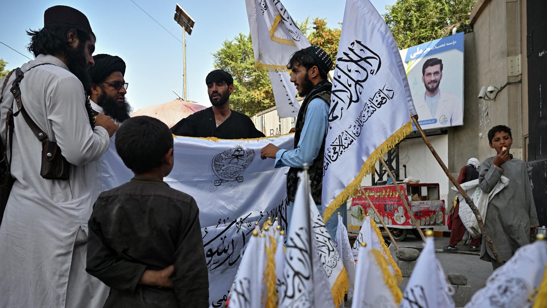 Мужчины покупают талибские  флаги на улице в Кабуле - اسپوتنیک افغانستان  , 1920, 30.08.2022