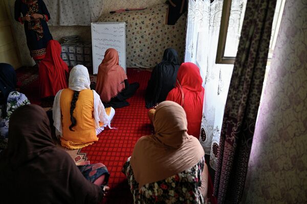 محدودیت‌ها بر زنان، فشارهای اقتصادی، و نقض شدید حقوق بشر، شکاف عمیقی بین طالبان و مردم افغانستان ایجاد کرده است - اسپوتنیک افغانستان  