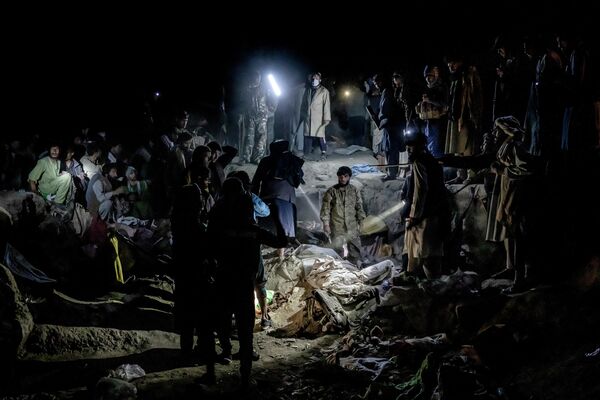 طالبان معتادان به مواد مخدر را از سطح شهر جمع‌آوری کرده و با استفاده از قوه قهریه و زور به مراکز ترک اعتیاد می‌فرستد. - اسپوتنیک افغانستان  