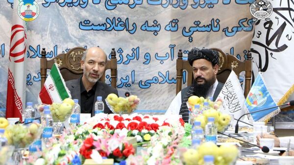 دیدار علی اکبر محرابیان، وزیر انرژی ایران با ملا عبداللطیف منصور سرپرست وزیر انرژی و آب طالبان در کابل - اسپوتنیک افغانستان  