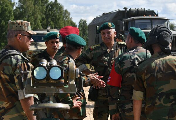 نیروهای تیم سوریه در هنگام تنظیم سلاح های استاندارد تانک T-72B3 در زمین آموزشی نظامی آلابینو در منطقه مسکو - اسپوتنیک افغانستان  