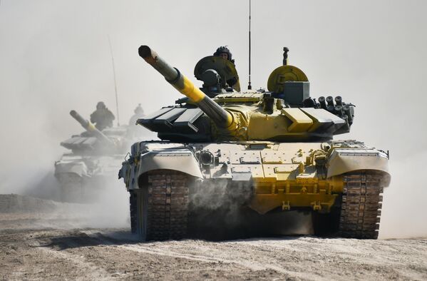 تانک های T-72B3 قبل از تنظیم تسلیحات استاندارد تانک T-72B3 در زمین آموزشی نظامی آلابینو در منطقه مسکو - اسپوتنیک افغانستان  