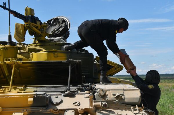 نیروهای تیم ارمنستان در هنگام تنظیم سلاح های استاندارد تانک T-72B3 در زمین آموزشی نظامی آلابینو در منطقه مسکو - اسپوتنیک افغانستان  