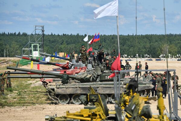 نیروهای حاضر در تمرینات مسابقات &quot;تانک بیالتون&quot; در زمین آموزشی نظامی آلابینو در منطقه مسکو - اسپوتنیک افغانستان  