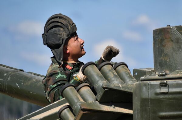 یک سرباز تیم ویتنامی در زمین آموزشی نظامی آلابینو در منطقه مسکو - اسپوتنیک افغانستان  