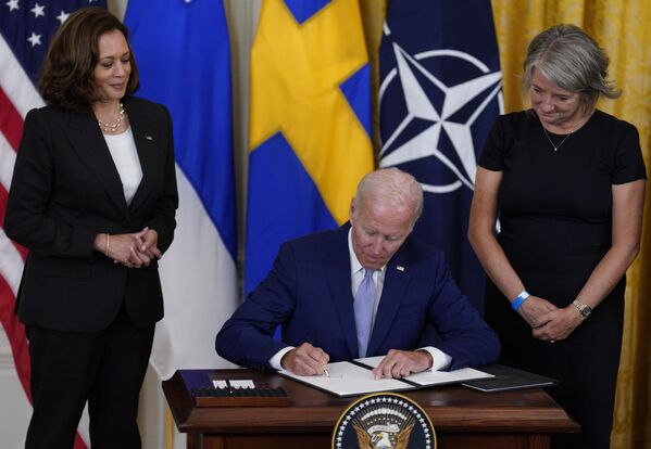  کامالا هریس،جو بایدن و سفیر سویدن در ایالات متحده  هنگام امضای پروتکل های الحاق فنلاند و سویدن به ناتو در کاخ سفید در واشنگتن. - اسپوتنیک افغانستان  
