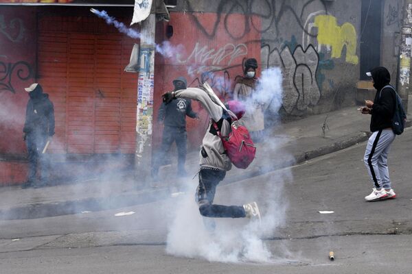 در درگیری معترضان و پلیس در بولیوی از گاز اشک آور استفاده شد. - اسپوتنیک افغانستان  