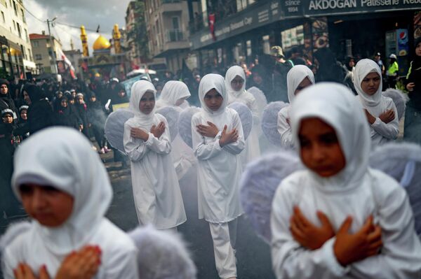 مسلمانان شیعه در مراسم عزاداری روز عاشورا در 8 آگوست 2022 در استانبول. - اسپوتنیک افغانستان  