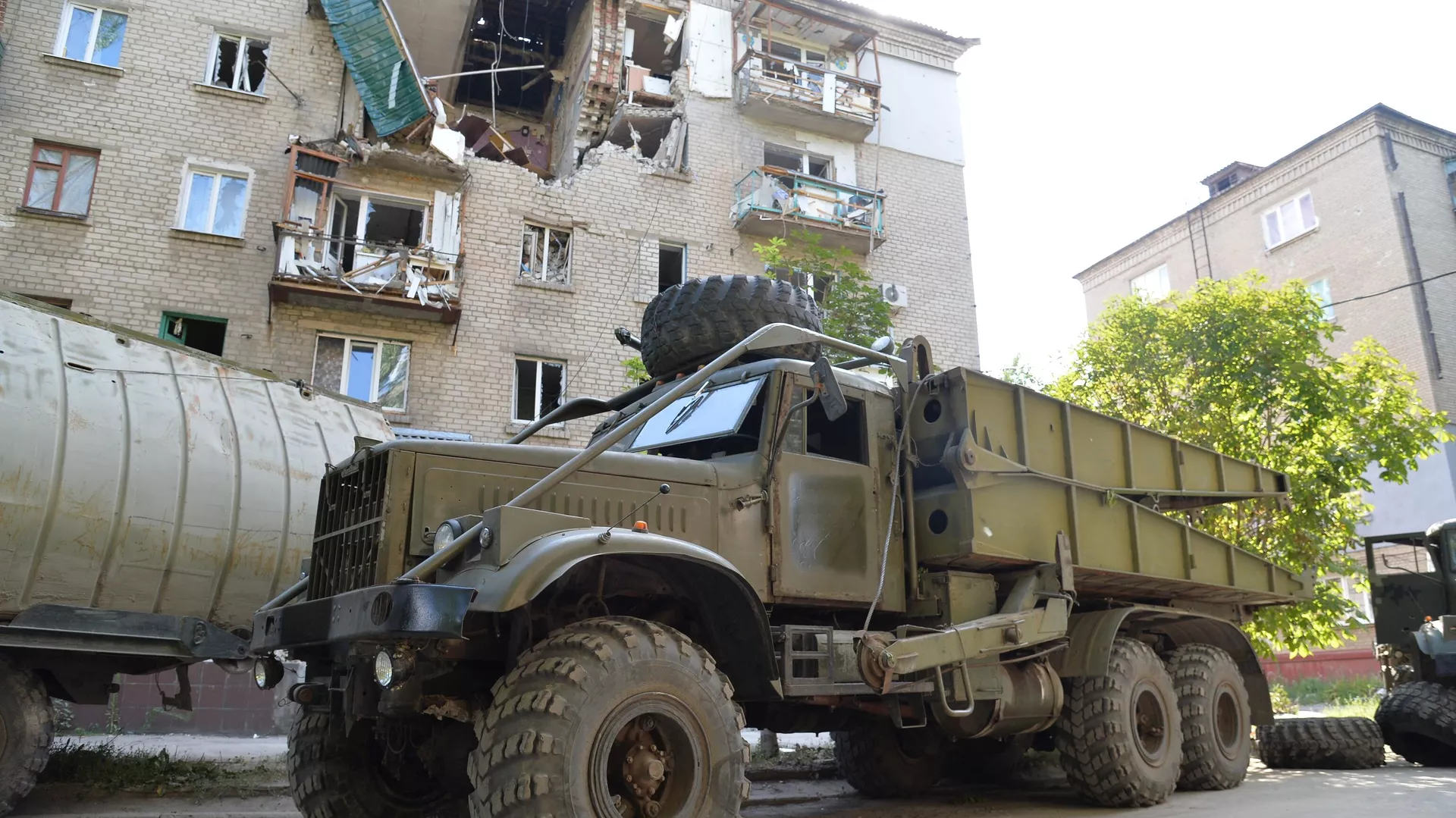 Выставка трофейной военной техники и оружия в центре Лисичанска