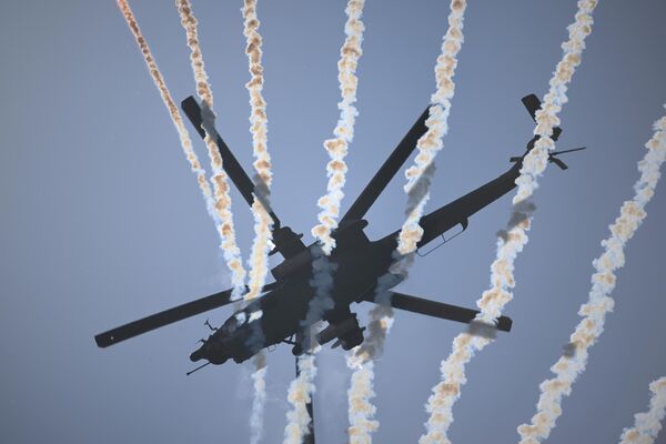 هلیکوپتر تهاجمی Mi-28N &quot;شکارچی شب&quot; در مراسم افتتاحیه همایش &quot;Army-2022&quot; در پایگاه هوایی کوبینکا در روسیه. - اسپوتنیک افغانستان  