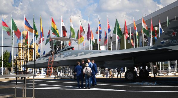 جنگنده چند منظوره نسل پنجم روسی Su-57 در نمایشگاه به عنوان بخشی از همایش بین المللی نظامی-فنی آرمیا-2022 در مرکز کنگره و نمایشگاه پاتریوت. - اسپوتنیک افغانستان  