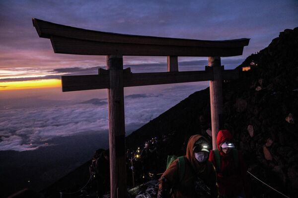 کوه فیجی بلندترین کوه آتشفشانی ژاپن و یکی از ۳ کوه مقدس ژاپنی‌ها به شمار می‌رود که بسیاری از علاقمندان برای تماشای طلوع خورشید بر فراز آن، عازم قله این کوه می شوند. - اسپوتنیک افغانستان  