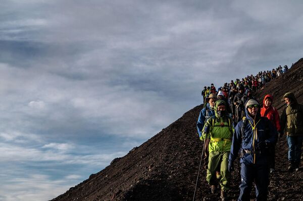 در سال 2009، حدود 300،000 نفر قله فوجی را صعود کردند. بهترین فصل صعود به کوه فوجی از ابتدای ماه جولای تا انتهای آگوست است.   - اسپوتنیک افغانستان  