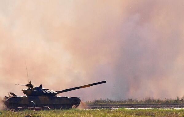 تانک T-72B3 تیم نظامی آذربایجان در جریان رقابت خدمه تانک در مسابقات بیاتلون ناتک - 2022 در زمین آموزشی نظامی آلابینو در حومه مسکو. - اسپوتنیک افغانستان  