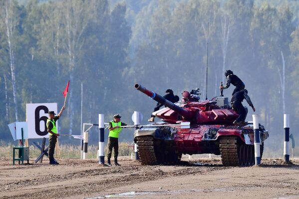 سربازان تیم  مغلستان در مسابقات بیاتلون  تانک 2022 در زمین آموزشی نظامی آلابینو در حومه مسکو. - اسپوتنیک افغانستان  