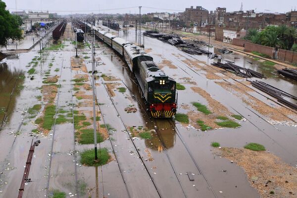 عبور یک قطار، حیدر آباد هند 18 آگوست 2022 - اسپوتنیک افغانستان  