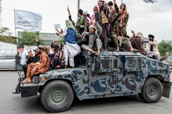 نیروهای طالبان در حال تجلیل از روز فرار اشرف غنی و به قدرت رسیدن این گروه در کابل - اسپوتنیک افغانستان  