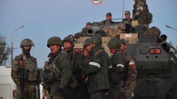 Военнослужащие ДНР на блокпосту рядом с территорией завода Азовсталь в Мариуполе  - اسپوتنیک افغانستان  