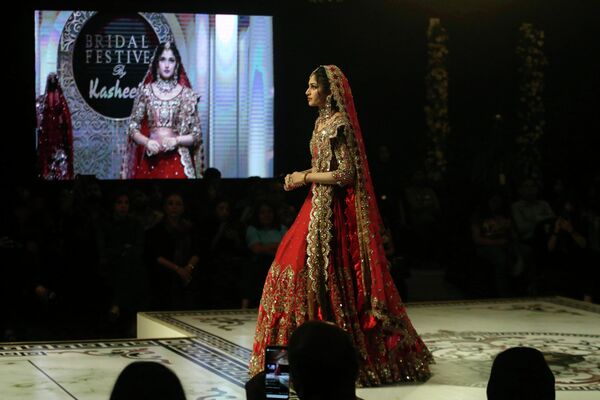 نمایش مُدِ لباس عروس در پاکستان - اسپوتنیک افغانستان  