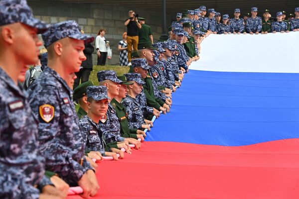 نظامیان روس در مراسم جشن پرچم روسیه. - اسپوتنیک افغانستان  