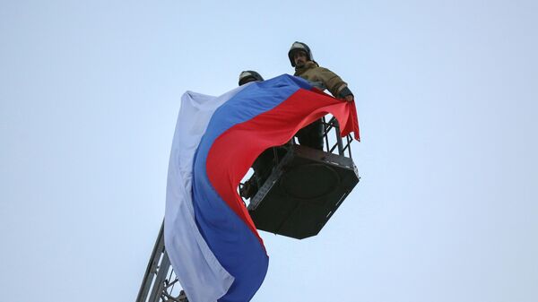 Спасатели МЧС ДНР поднимают флаг РФ над центром Донецка  - اسپوتنیک افغانستان  