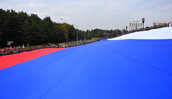 بزرگ‌ترین پرچم سه رنگ فدراسیون روسیه امروز در تپه پوکلونایا در شهر مسکو برافراشته شد. - اسپوتنیک افغانستان  