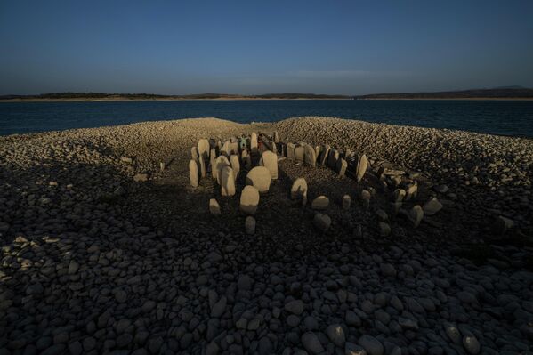 یک بنای تاریخی بزرگ سنگی به دلیل خشکسالی در مخزن Valdecanas در ال گوردو، غرب اسپانیا، در سطح نمایان شد. - اسپوتنیک افغانستان  