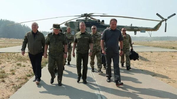 Заместитель председателя Совета безопасности России Дмитрий Медведев прибывает на полигон Мулино в Нижегородской области - اسپوتنیک افغانستان  