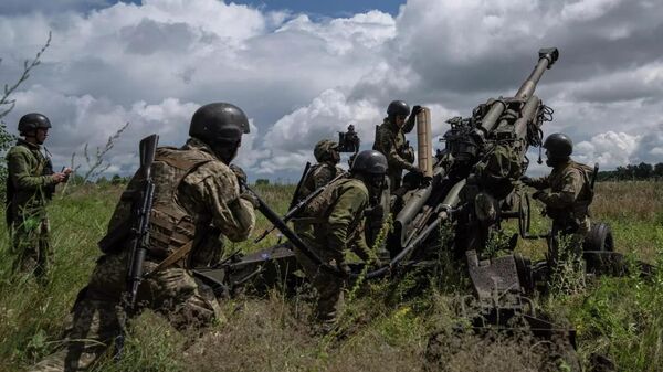 Украинские военнослужащие ведут огонь из гаубицы M777. - اسپوتنیک افغانستان  
