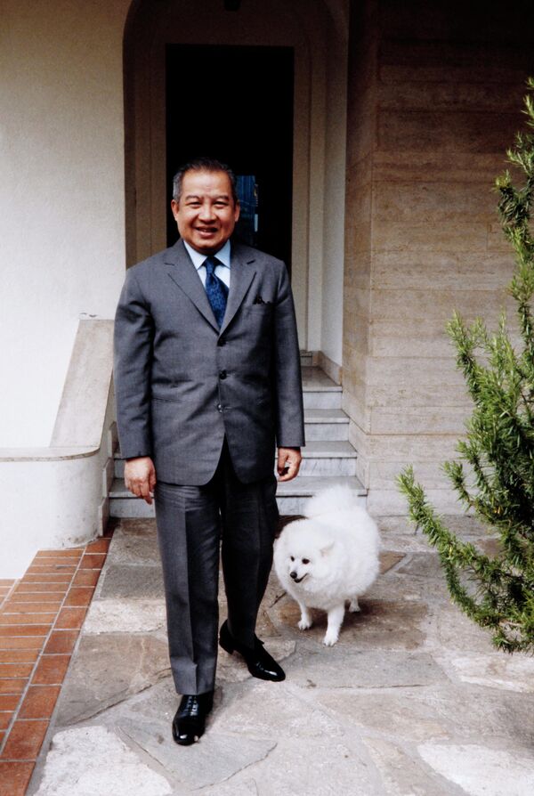 پادشاه کامبوج، نورودوم سیهانوک را به همراه سگش در اقامتگاهش &quot;کانتا بوفا&quot; در موژین - اسپوتنیک افغانستان  