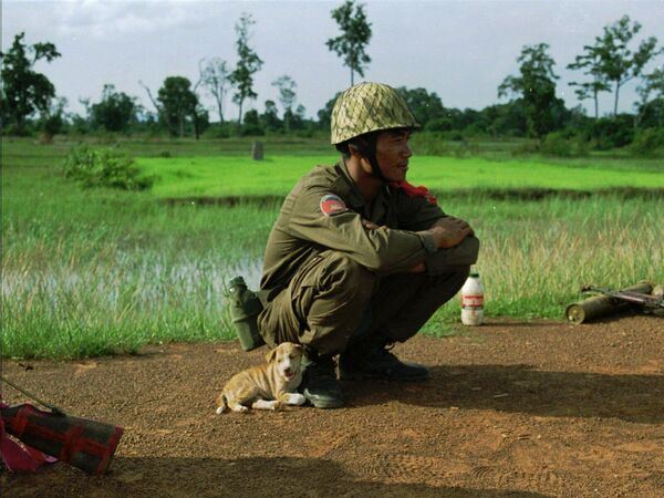 یک سرباز در کنار سگش در تایلند - اسپوتنیک افغانستان  