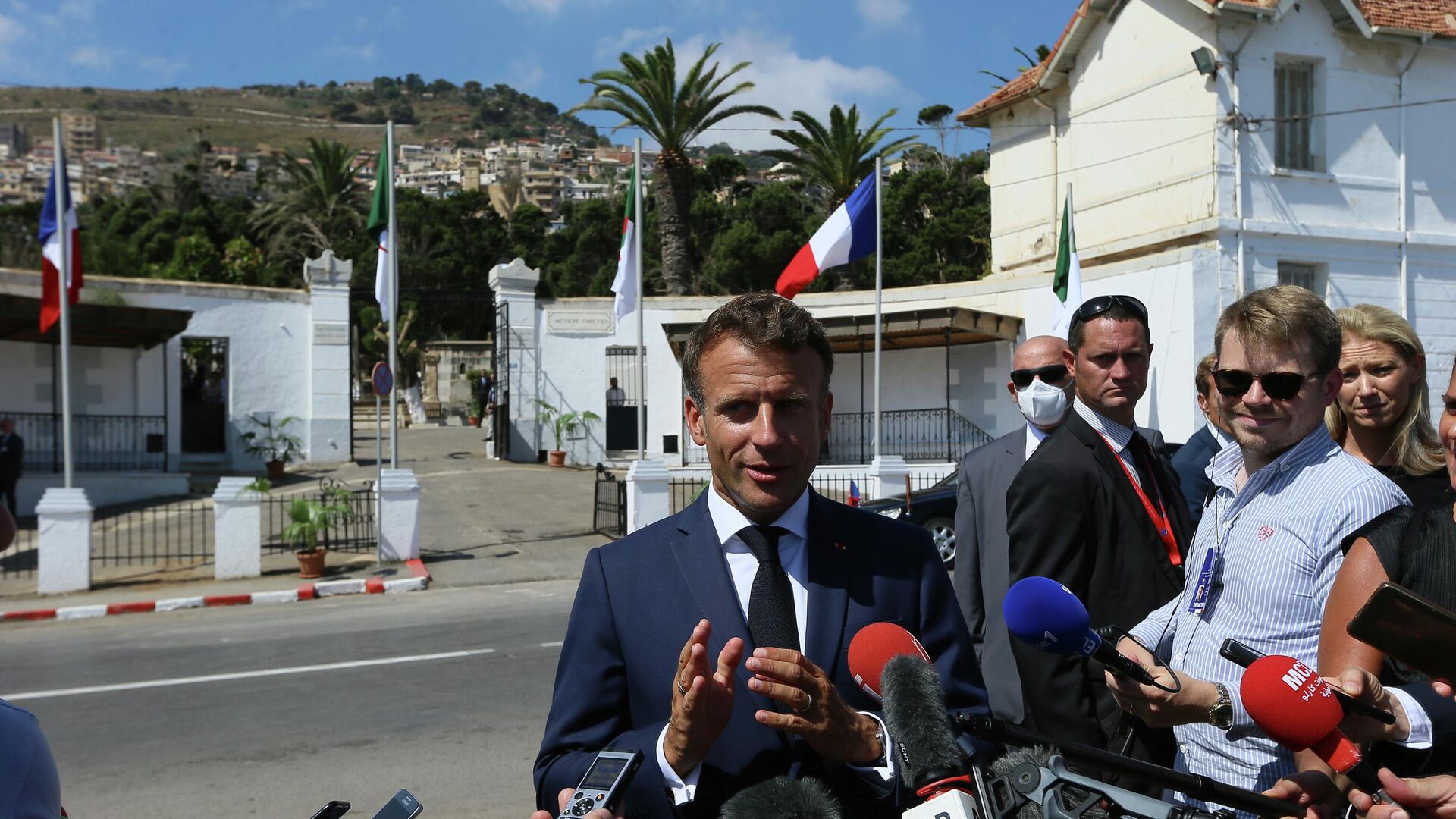 French President Emmanuel Macron speaks to the press after visiting the European St-Eugene Cemetery in Algiers, Algeria, Friday, Aug. 26, 2022 - اسپوتنیک افغانستان  , 1920, 28.08.2022
