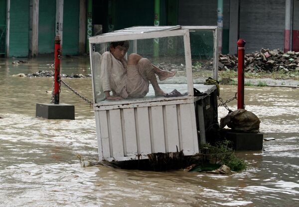 در شمال غرب پاکستان هزاران نفر به دنبال طغیان رودخانه‌ها در ایالت خیبرپختونخواو وقوع سیلاب مهیب و سهمگین مجبور به ترک خانه‌های خود شده‌اند. - اسپوتنیک افغانستان  