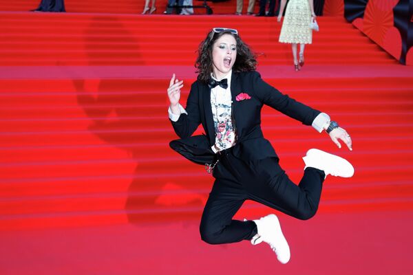 بازیگر یکاترینا کارتاشووا روی فرش قرمز در چهل و چهارمین جشنواره بین المللی فیلم مسکو. - اسپوتنیک افغانستان  