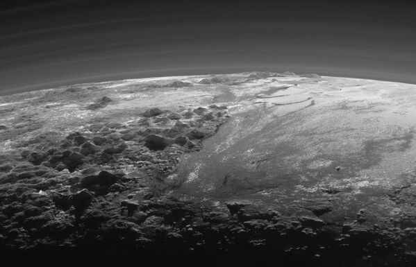 پلوتون - کوه های تنزینگ مونتز (پیش زمینه سمت چپ)؛ هیلاری مونتز (افق سمت چپ)؛ Sputnik Planitia (راست) منظره غروب آفتاب شامل چندین لایه مه اتمسفر است. - اسپوتنیک افغانستان  